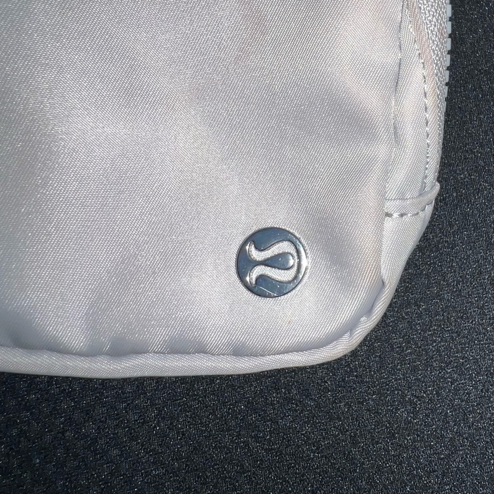 Lululemon Everywhere Belt Bag 1L - Picture 3 of 12